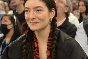 Lorde dénonce Spotify à cause des descriptions de chansons générées par l&rsquo;IA : « Nous ne voulons pas de ça »