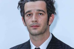 Matty Healy se produit avec le groupe hommage à The 1975 lors d&rsquo;une soirée pré-mariage