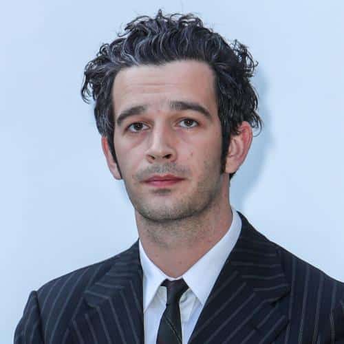 Matty Healy se produit avec le groupe hommage à The 1975 lors d'une soirée pré-mariage