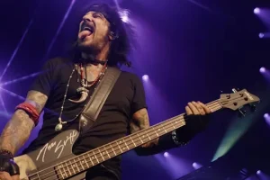 NIKKI SIXX de MÖTLEY CRÜE célèbre 25 ans de sobriété