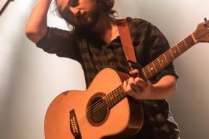 Noah Kahan plaisante en disant que le Congrès devrait « obliger les fans à porter des couches » après que les spectateurs ont déféqué lors de ses spectacles