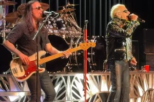 Nouveau bassiste de DAVID LEE ROTH, SEAN MCNABB : « Mon patron est génial »