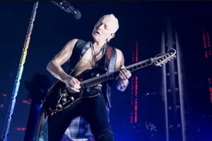 PHIL COLLEN revient sur l&rsquo;album &lsquo;Slang&rsquo; de DEF LEPPARD : &lsquo;Nous avions vraiment besoin de changer les choses et de faire bouger les choses&rsquo;