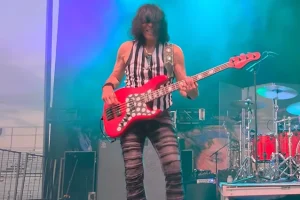 RUDY SARZO défend son utilisation de l&rsquo;IA pour faire de la musique solo : « J&rsquo;ai sauté sur les nouvelles technologies depuis que la guitare électrique existe »