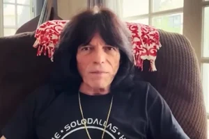 RUDY SARZO dit que la « rivalité » entre RANDY RHOADS et EDDIE VAN HALEN était « un mythe » : « Les gens ne connaissent pas la différence entre une opinion et un fait »
