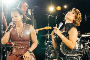 Raye ouvre le 60ème Montreux Jazz Festival avec les invités surprises Alicia Keys et Mark Ronson