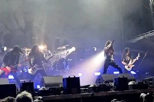 Regarder : ARCH ENEMY donne son premier concert européen avec la nouvelle chanteuse LAUREN HART