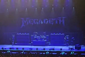 Regarder : Des fans frustrés de MEGADETH jettent des gobelets en plastique vers la scène après l&rsquo;annulation de dernière minute du concert du groupe à Lisbonne