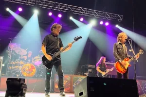 Regarder: JASON NEWSTED rejoint BLACKBERRY SMOKE pour la couverture de «Fairies Wear Boots» de BLACK SABBATH à Farmington, Pennsylvanie