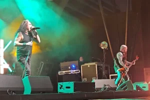 Regarder: KERRY KING revient sur scène pour la première fois en neuf mois