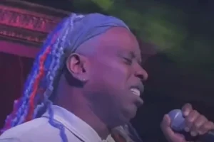 Regardez : COREY GLOVER de LIVING COLOUR et STEVE BROWN de TRIXTER se produisent à la fête du 80e anniversaire de BON SCOTT à New York