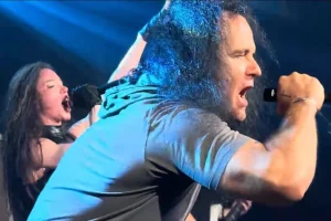 Regardez : MILLE PETROZZA de KREATOR rejoint ARCH ENEMY pour la couverture de « City Baby Attacked By Rats » de GBH à Berlin