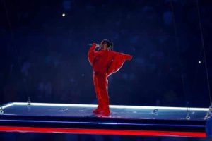 Rihanna plaisante en disant « Je suis rouillée » alors qu&rsquo;elle revient sur scène avec Jay-Z