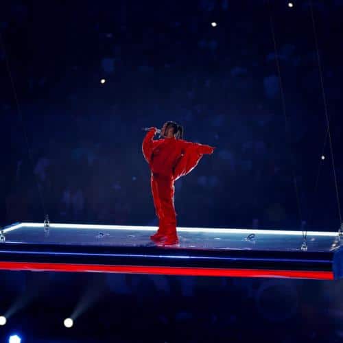 Rihanna plaisante en disant "Je suis rouillée" alors qu'elle revient sur scène avec Jay-Z