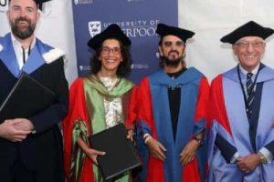 Ringo Starr reçoit un diplôme honorifique de l&rsquo;Université de Liverpool à l&rsquo;occasion de son 86e anniversaire