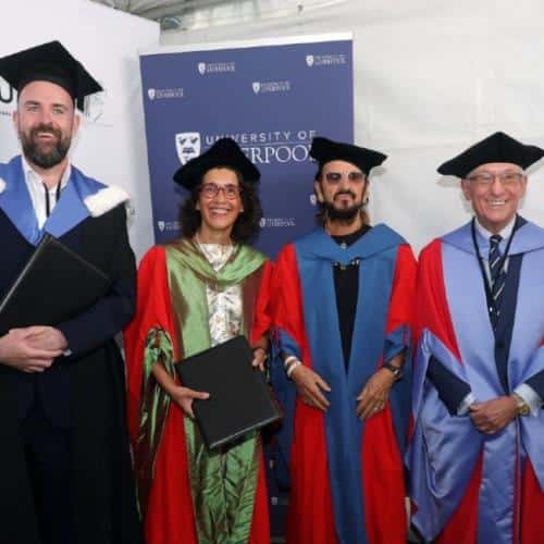 Ringo Starr reçoit un diplôme honorifique de l'Université de Liverpool à l'occasion de son 86e anniversaire