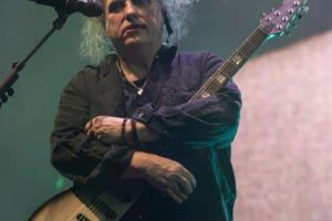 Robert Smith de The Cure critique le show de Chris Martin à la mi-temps de la Coupe du monde avec Madonna et Justin Bieber