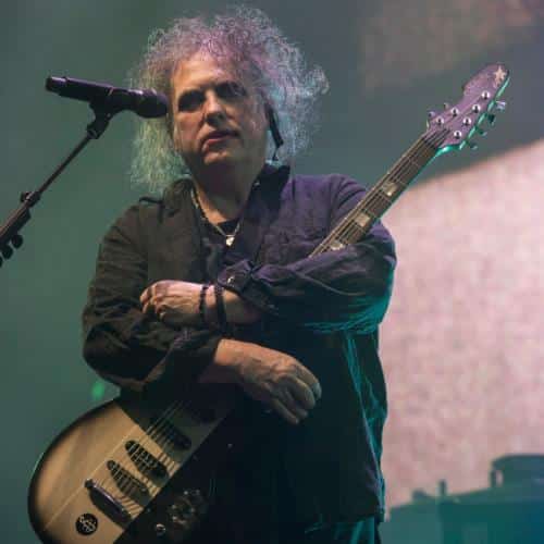 Robert Smith de The Cure critique le show de Chris Martin à la mi-temps de la Coupe du monde avec Madonna et Justin Bieber
