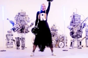 SHERI MOON ZOMBIE, l&rsquo;épouse de ROB ZOMBIE, sort son premier single et son clip « I Love My Robot »