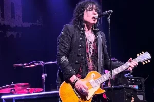 TOM KEIFER : Écrire des chansons « commence toujours par des paroles pour moi »