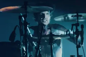 TOMMY LEE de MÖTLEY CRÜE : « Au moment où j&rsquo;ai fini après un spectacle de deux heures, je suis en train de foutre du pain grillé »