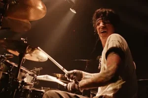 TOMMY LEE de MÖTLEY CRÜE explique pourquoi il pèse toujours le même poids qu&rsquo;au lycée