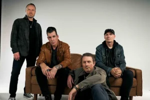 TYLER CONNOLLY de THEORY OF A DEADMAN s&rsquo;éloigne de la sortie d&rsquo;albums complets : « Maintenant, nous pouvons réellement sortir des trucs que nous pensons être nos meilleurs trucs »