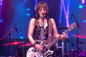 JOAN JETT annule des spectacles après avoir subi une chirurgie orthopédique sur une vertèbre fracturée