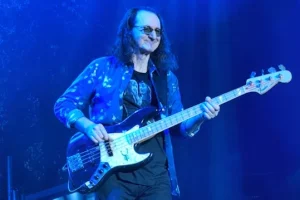 GEDDY LEE a-t-il « vu des signes » indiquant que NEIL PEART est « avec » RUSH sur la tournée « Fifty Something » ? Il répond