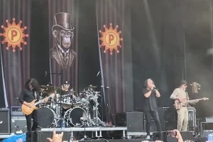 Regarder : PRIMUS rejoint MARK OSEGUEDA de DEATH ANGEL pour la reprise de « Holy Diver » au DYNAMO METALFEST 2026