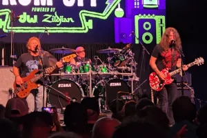 Regarder : MICHAEL ANTHONY, KENNY ARONOFF et PHIL X interprètent les classiques de VAN HALEN lors de la finale « Drum Off » de 2026