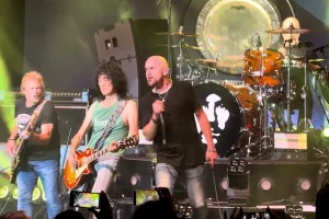 Regarder: MICHAEL ANTHONY rejoint la soirée LED ZEPPELIN de JASON BONHAM sur scène à Costa Mesa, Californie