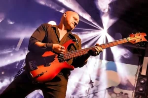 L&rsquo;ancien bassiste de HAWKWIND, ALAN DAVEY, sortira un nouvel album solo « Astrolabes And Sunstones » en septembre