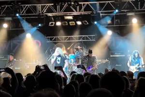 Regarder : TWISTED SISTER joue son premier concert avec SEBASTIAN BACH au chant principal