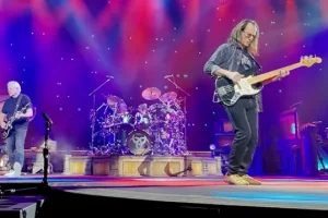 ALEX LIFESON et GEDDY LEE de RUSH parlent de leur réaction « folle » à la tournée « Fifty Something » du groupe et de la possibilité d&rsquo;une nouvelle musique