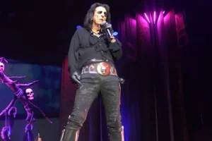 ALICE COOPER recrute DEE SNIDER, LZZY HALE, JOE HOTTINGER et JOHN 5 pour l&rsquo;événement de collecte de fonds « Christmas Pudding » 2026