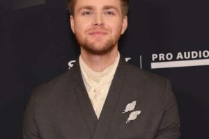 Alex Warren annule un concert à la dernière minute pour cause de maladie