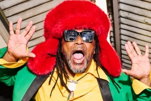 BENJI WEBBE de SKINDRED sur sa relation avec ses 18 petits-enfants : « Je réponds aux besoins, pas aux désirs, quand il s&rsquo;agit de mes petits-enfants »