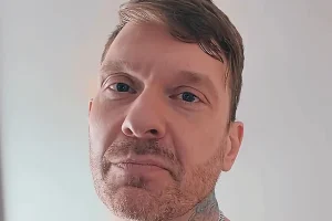 BRENT SMITH de SHINEDOWN : « On parlera de DOLLY PARTON pendant des siècles »