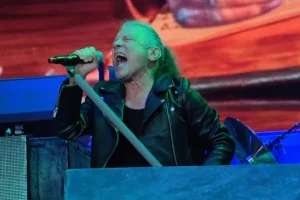 BRUCE DICKINSON : IRON MAIDEN a « traversé le lac de l&rsquo;Ontario » pour se rendre à un concert à Toronto