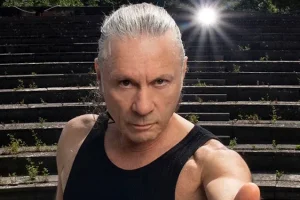 BRUCE DICKINSON recrute l&rsquo;icône de l&rsquo;horreur BILL MOSELEY pour un nouveau clip
