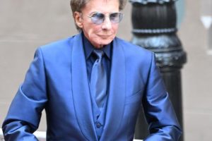 Barry Manilow annule un concert à la dernière minute en raison de « circonstances imprévues »