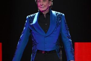 Barry Manilow prend une « pause rapide » après sa tournée en raison de problèmes de santé