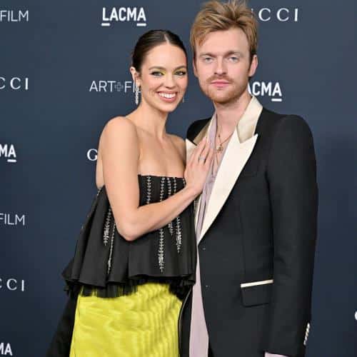 Billie Eilish officie au mariage de son frère Finneas