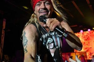 Bret Michaels annule des spectacles après une opération de calculs rénaux
