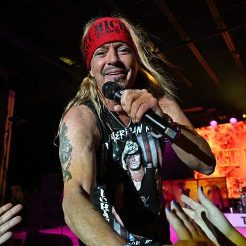 Bret Michaels annule des spectacles après une opération de calculs rénaux