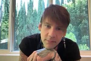 CALEB SHOMO de BEARTOOTH dit que « c&rsquo;était triste » de voir « beaucoup d&rsquo;homophobie » en réponse à son affirmation comme « un homme fièrement gay »