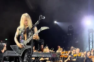 CHRIS CAFFERY de SAVATAGE parle d&rsquo;un concert avec orchestre à Pompéi : « Il se passait une quantité écrasante de choses en même temps »