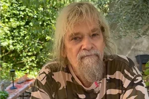 CHRIS HOLMES, ancien guitariste de WASP, à propos de son combat contre le cancer de la prostate : « Les deux dernières semaines que j&rsquo;ai traversées ont probablement été l&rsquo;une des périodes les plus difficiles que j&rsquo;ai jamais connues de ma vie »