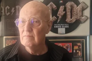 CHRIS SLADE, ancien batteur d&rsquo;AC/DC, annonce sa retraite de la batterie : « Le cœur lourd, c&rsquo;est au revoir pour l&rsquo;instant »